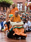  Swamishri waves the Indian tricolor 
