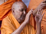  Swamishri blesses volunteers and staff of BAPS Shri Yogiji Maharaj Hospital, Ahmedabad