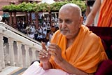  Swamishri bids Jai Swaminarayan to devotees