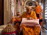  Swamishri sanctifies laddus