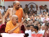 Swamishri bids Jai Swaminarayan to devotees
