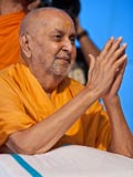  Swamishri bids Jai Swaminarayan to devotees