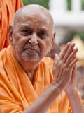  Swamishri bids Jai Swaminarayan to devotees