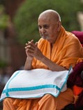  Swamishri bids Jai Swaminarayan to devotees