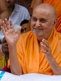  Swamishri blesses students