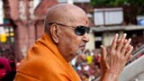  Swamishri bids Jai Swaminarayan to devotees