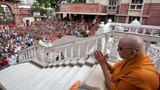  Devotees doing darshan of Swamishri