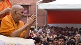  Swamishri bids Jai Swaminarayan to devotees