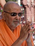  Swamishri bids Jai Swaminarayan to devotees