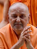  Swamishri bids Jai Swaminarayan to devotees