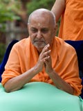  Swamishri bids Jai Swaminarayan to devotees