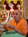  Swamishri sanctifies small hindolo