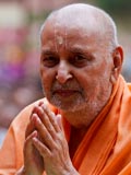  Swamishri bids Jai Swaminarayan to devotees