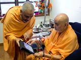 Swamishri sanctifies the schedule for the UK kishore-kishori  adhiveshan and shibir