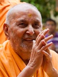  Swamishri bids Jai Swaminarayan to devotees