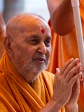  Swamishri bids Jai Swaminarayan to devotees 