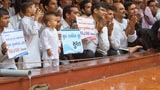 Devotees doing darshan of Swamishri amidst rain