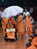  Swamishri bids Jai Swaminarayan to sadhus