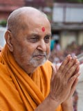  Swamishri bids Jai Swaminarayan to devotees 