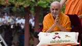  Swamishri bids Jai Swaminarayan to devotees 