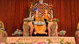  Swamishri arrives in the assembly