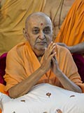  Swamishri bids Jai Swaminarayan to devotees 