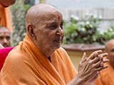  Swamishri bids Jai Swaminarayan to devotees