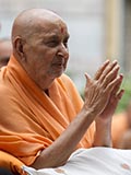  Swamishri bids Jai Swaminarayan to devotees 