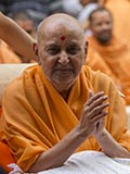  Swamishri bids Jai Swaminarayan to devotees