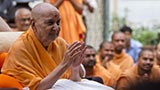  Swamishri bids Jai Swaminarayan to devotees