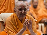  Swamishri bids Jai Swaminarayan to devotees
