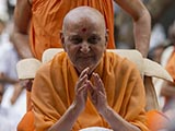  Swamishri bids Jai Swaminarayan to devotees