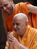  Swamishri bids Jai Swaminarayan to devotees