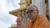  Swamishri bids Jai Swaminarayan to devotees