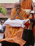  Swamishri bids Jai Swaminarayan to devotees