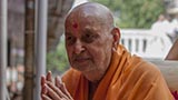  Swamishri bids Jai Swaminarayan to devotees