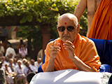  Swamishri bids Jai Swaminarayan to devotees 
