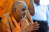  Swamishri bids Jai Swaminarayan to devotees 