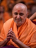  Swamishri bids Jai Swaminarayan to devotees 