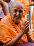  Swamishri bids Jai Swaminarayan to devotees 