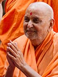  Swamishri bids Jai Swaminarayan to devotees 