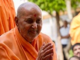  Swamishri bids Jai Swaminarayan to devotees 