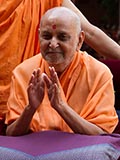  Swamishri bids Jai Swaminarayan to devotees 