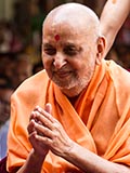  Swamishri bids Jai Swaminarayan to devotees 