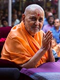  Swamishri bids Jai Swaminarayan to devotees 
