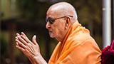  Swamishri bids Jai Swaminarayan to devotees 