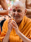  Swamishri bids Jai Swaminarayan to all
