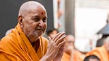  Swamishri bids Jai Swaminarayan to all