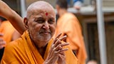  Swamishri bids Jai Swaminarayan to all