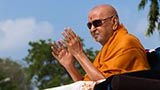 Swamishri bids Jai Swaminarayan to devotees	